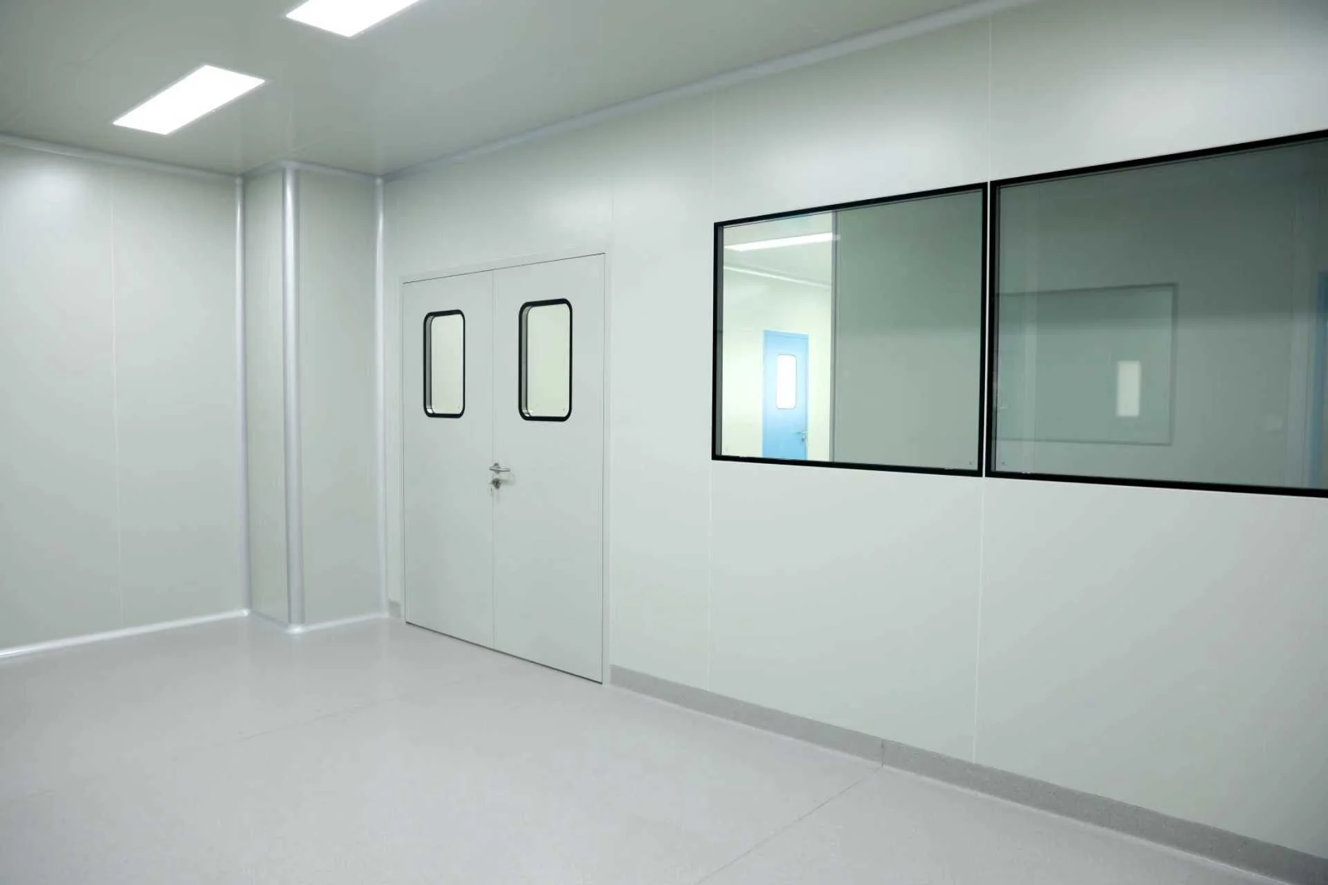 Installation of modular cleanroom wall systems with flush-mounted windows and airtight seal technology