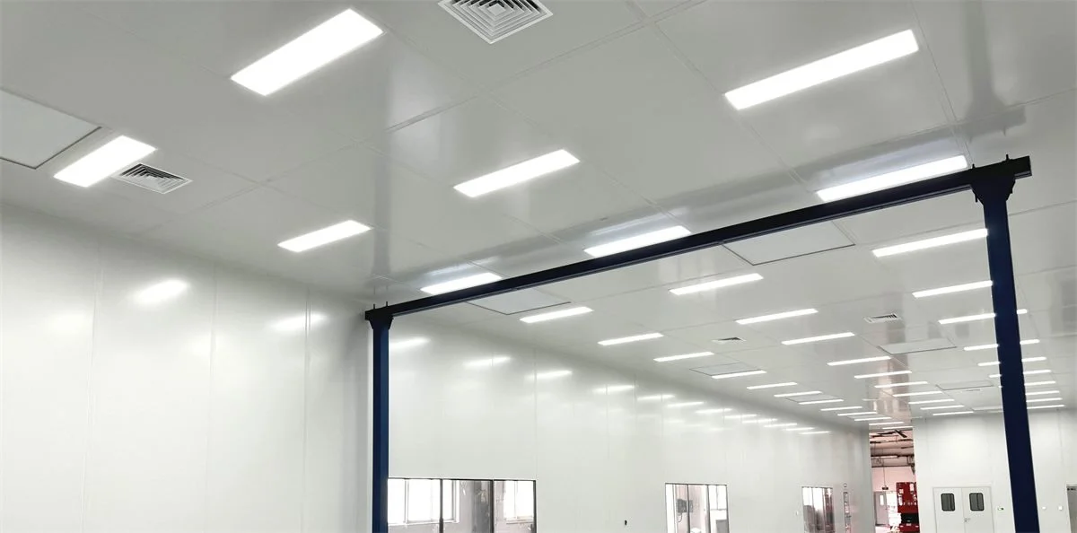 Semiconductor cleanroom ceiling with sealed panels lighting and airflow outlets