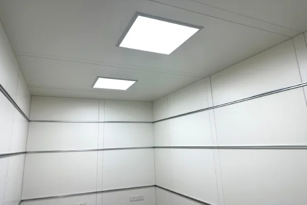 Wonclean real project photo of a hardwall cleanroom interior with smooth wall panels, clean ceiling lights and a controlled room boundary